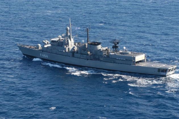 Απόδοση τιμών από τον Αρχηγό Στόλου Αντιναύαρχο Π.Ν. Ιωάννη Παυλόπουλο με τη Φρεγάτα