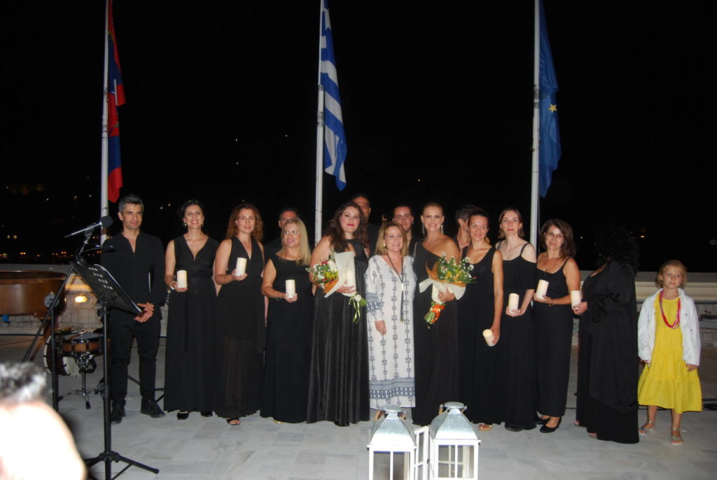 Με εξαιρετική επιτυχία και με πλήθος κόσμου πραγματοποιήθηκε την Παρασκευή 21 Σεπτεμβρίου 2018 στην μαγευτική ταράτσα του Ι.Α.Μ.Υ. η μουσικοθεατρική παράσταση «Με πινέλα και χρώματα μόνο…» με αφορμή τον επετειακό εορτασμό της  20χρονης συνεχούς  εκθεσιακής δραστηριότητας (1998-2018) του Ιστορικού Αρχείου – Μουσείου Ύδρας.